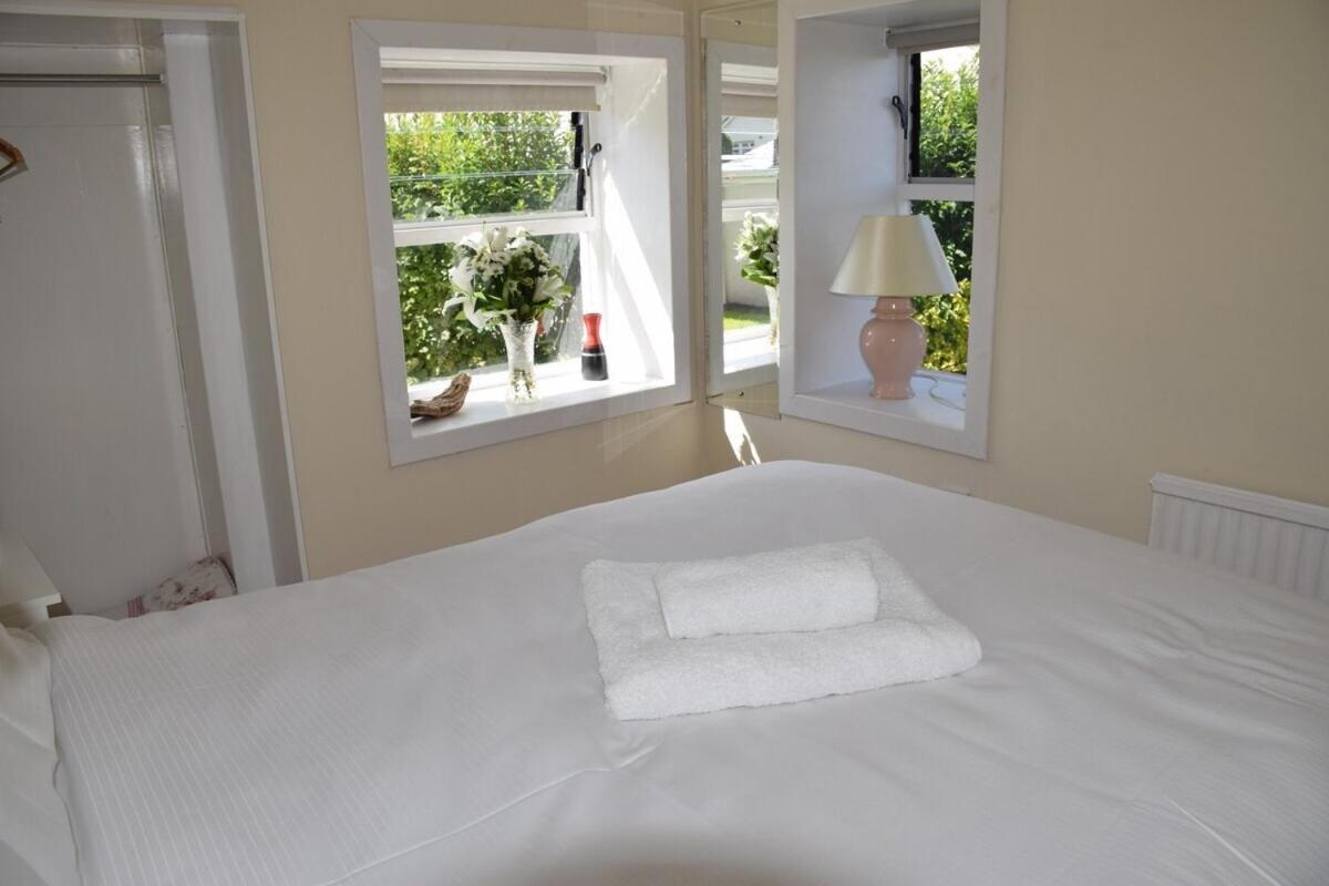 One Marine Place Port Bannatyne Room photo
